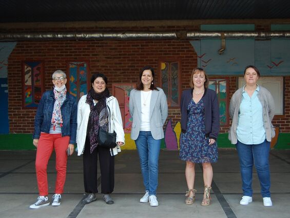 de gauche à droite :
l'équipe enseignante de l'école d'Estreux
Mme Bantegnie - Mme MATTART- Mme CADOUDAL- Mme VIAL- Mme DEWAULLE (Atsem)