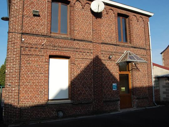 Façade et entrée de la maison abritant la PMI , Protection Maternelle et Infantile