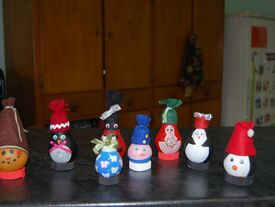 Petits personnages fabriqués avec des ampoules