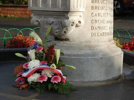 La gerbe au pied du Monument aux Morts