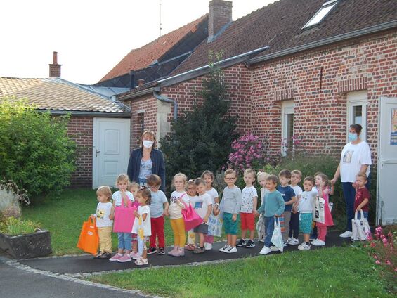 Première visite à la bibliothèque pour la classe de maternelles de Madame VIAL accompagnée d'Ingrid, agent ATSEM. Tous les 15 jours, toute l'école vient emprunter des livres.