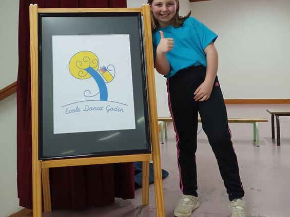 inauguration du nouveau logo de l'école avec sa créatrice Louise
