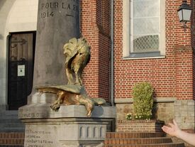 Le Monument aux Morts est situé devant l'église