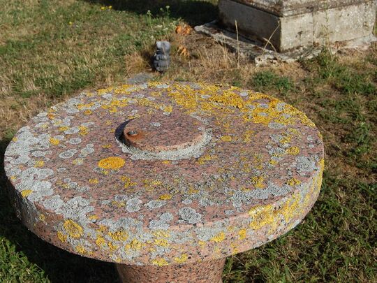 Jardin du souvenir derrière l'église