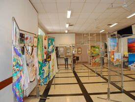 Vue de l'exposition dans la salle des fêtes