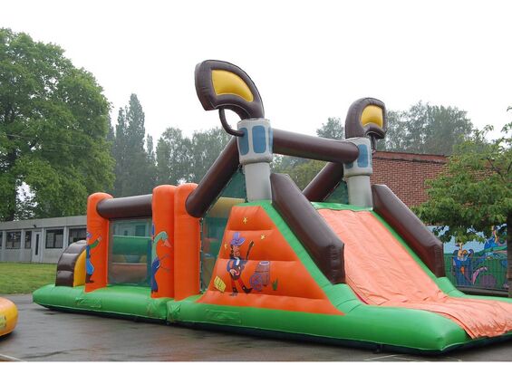 château gonflable en forme de toboggan