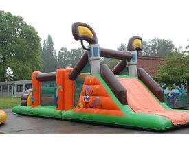 château gonflable en forme de toboggan