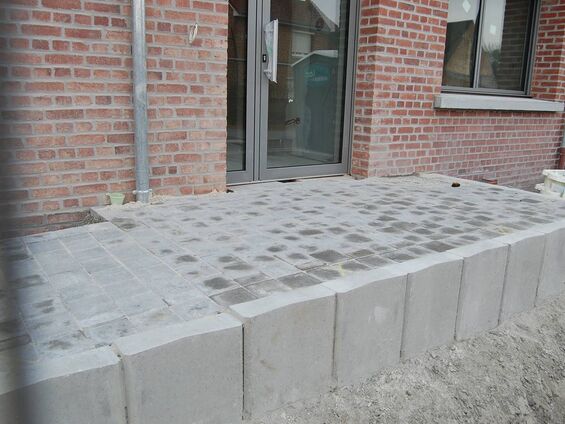 La rampe d'accessibilité en cours de construction