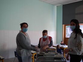 Ingrid, Isabelle et Jeanne pendant le service cantine