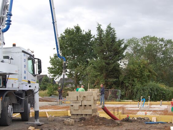 le camion amène le béton