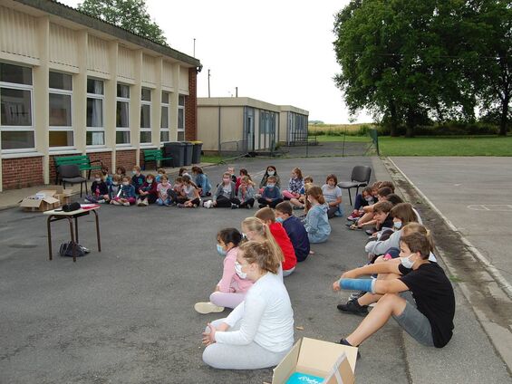 Attentifs les enfants pendant la remise des prix