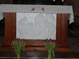 Bas relief devant l'autel