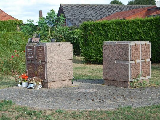 Photo des cases du columbarium situé près de l'église Saint Martin