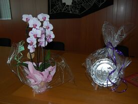 Des fleurs et un souvenir offerts par la Municipalité