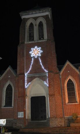 Photo de l'église illuminée pour les Fêtes de Noël